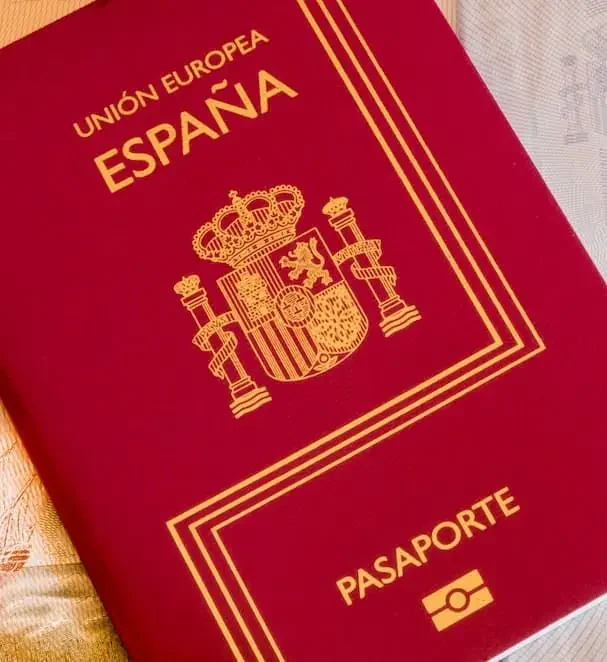 Pasaporte de España con el escudo y el texto "Unión Europea" en la portada.