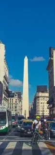 Obelisco de Buenos Aires con tráfico y un cielo azul despejado.